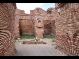 06862 ostia - regio i - insula ix - caseggiato del larario (i,ix,3) - fauces (4) - bli ri norden - ri atrum - lararium- 09.2022.jpg